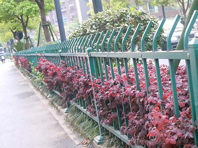 安达锌钢草坪护栏